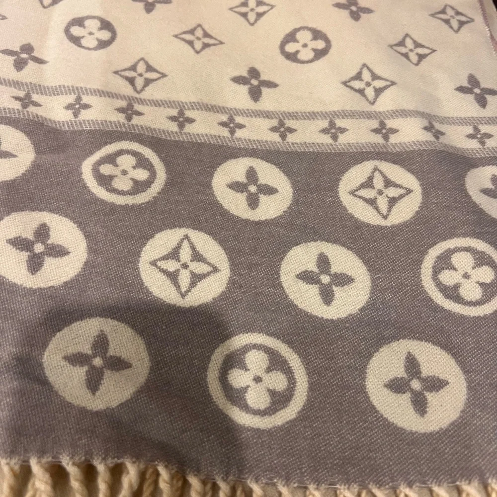 Beautiful New Louis Vuitton Pink & Blue with gray and Cream Large shaw - Picture 9 of 17